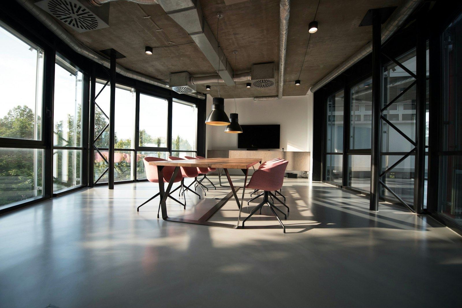 Loungebereich mit Sichtbeton, Weitwinkel
